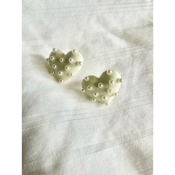 Cream and faux pearl stud earrings - Picture 1 of 2